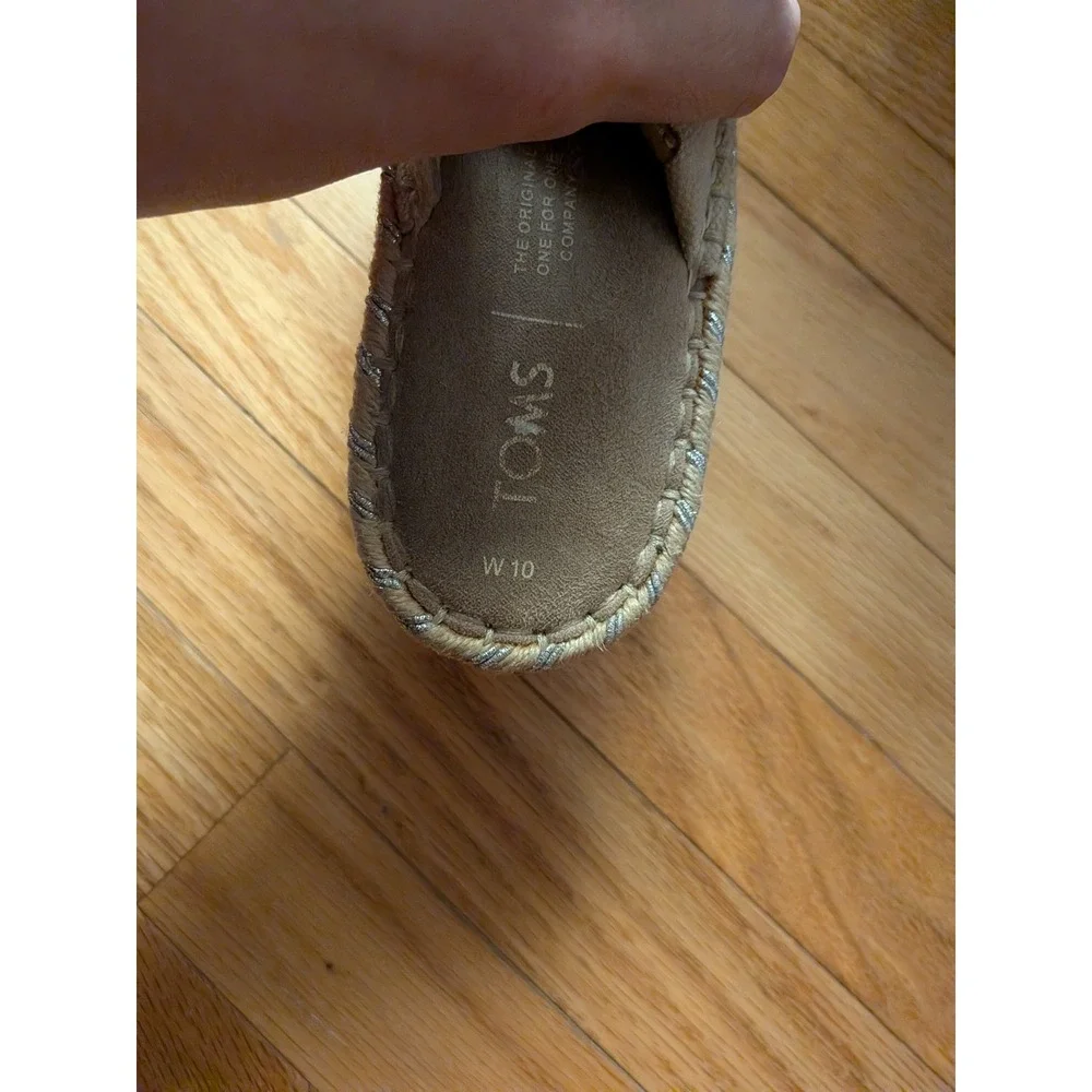 TOMS Monica Beige Suede Espadrille Wedge Sandals Silver Metallic Trim Womens 10